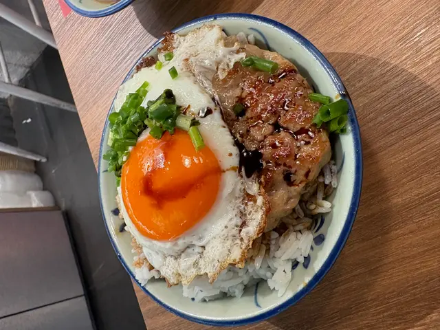 香煎脆邊蛋肉餅飯