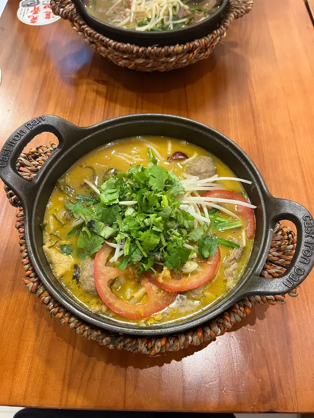 酸辣金湯牛魔王小鍋米線