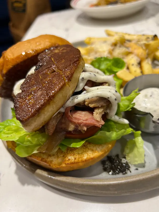 🍽️ 法國鴨肝，鴨肉漢堡 配黑松露薯條