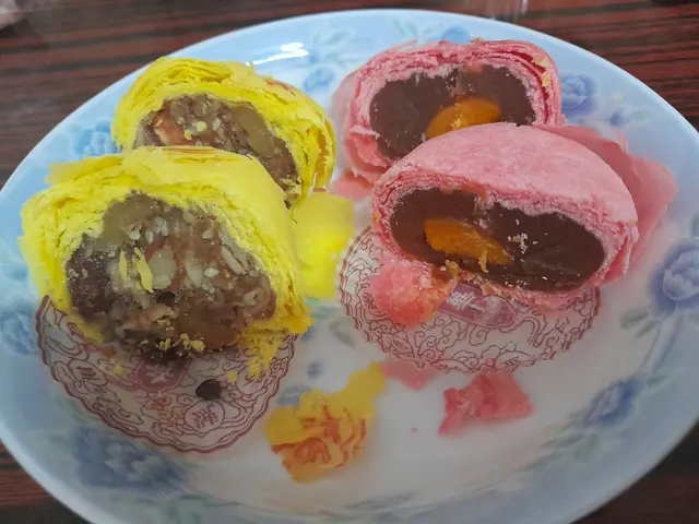 左：迷你金華火腿酥，右：迷你蛋黃蓮蓉酥