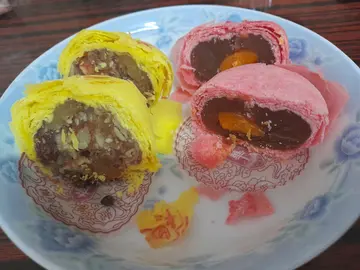 左：迷你金华火腿酥，右：迷你蛋黄莲蓉酥