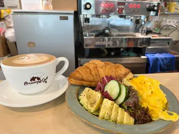 牛油果炒蛋，配牛角包  +  flat  white