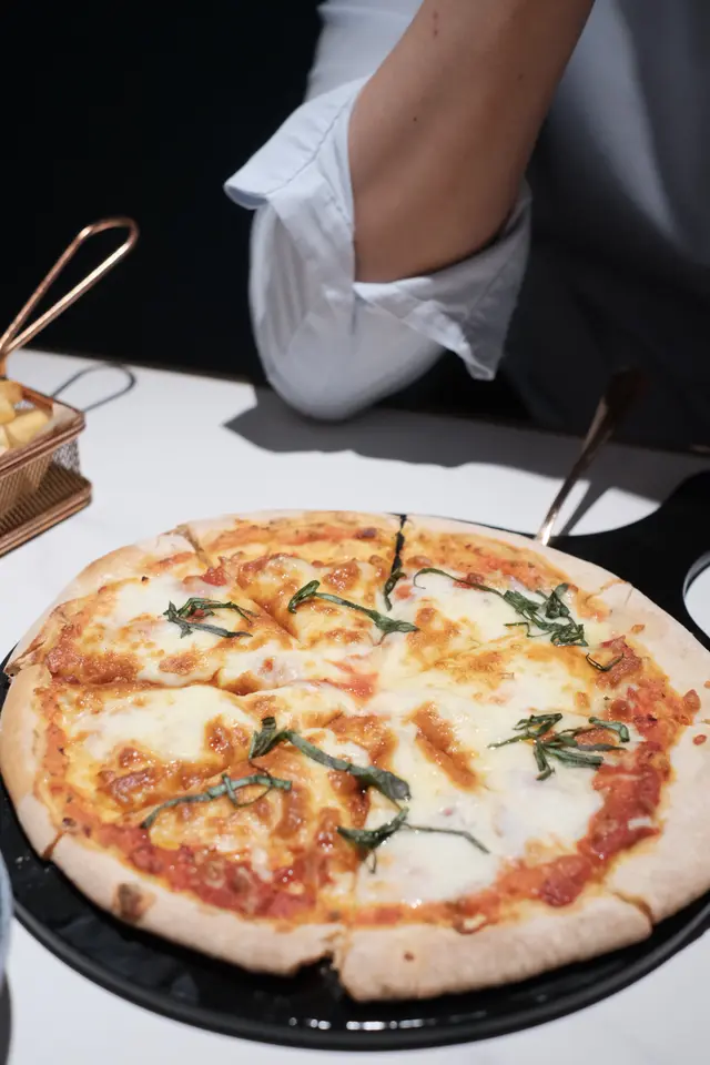 水牛芝士蕃茄羅勒薄餅