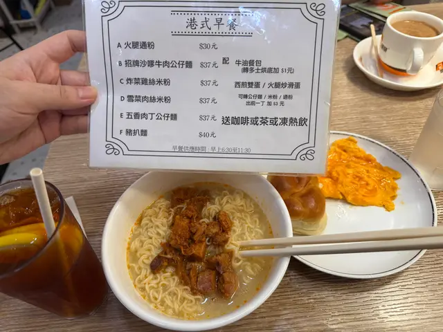 跟住餐牌叫炒蛋，正常都以為佢跟住餐牌上面係會幫我火腿炒滑蛋㗎啦，￼嚟到嘅時候就冇咗火腿，￼問佢就同你講話你冇講火腿啊所以冇呀
按照呢個邏輯嚟講嘅話嗌魚柳包剩係得嚿魚同個包唔應該有醬喎，￼因為冇嗌到呀嘛
認真，如果我係要叫雙蛋改炒蛋，我會直接同你講話改炒蛋啦

不推薦，聯想力過度豐富，佢自己會幫你改下單
