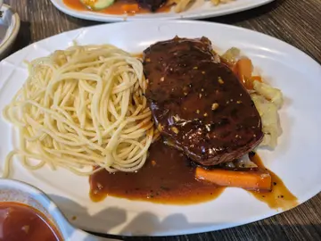 美式西冷牛扒餐，（跟多意粉＆黑椒汁）