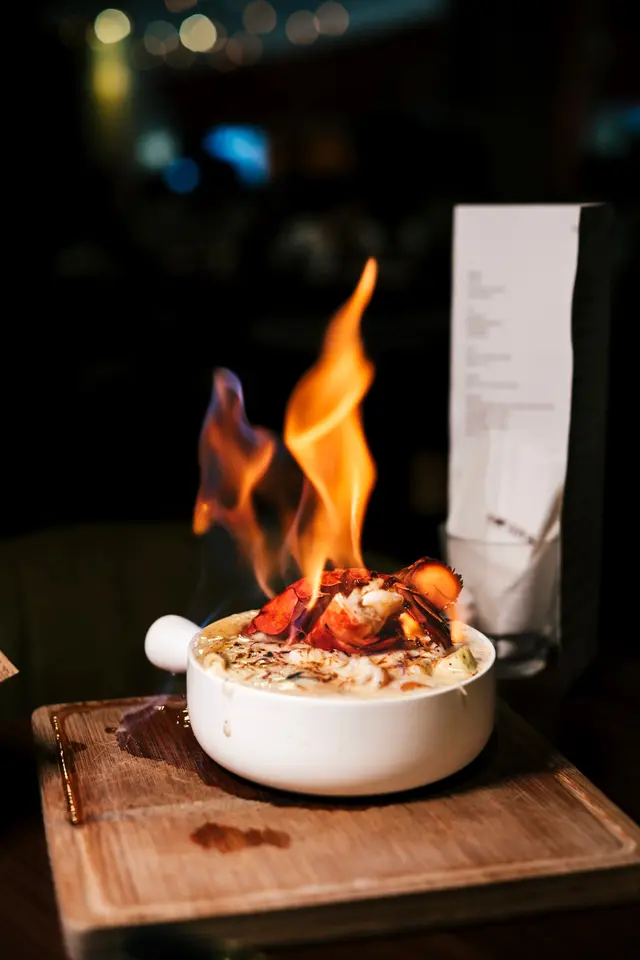 火焰龍蝦尾芝士忌廉手捲意大利麵