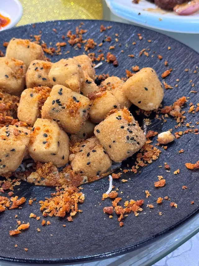 椒鹽豆腐外酥內嫩，香氣四溢。豆腐經過精心炸製，外層金黃酥脆，裡面則保持了豆腐的滑嫩口感。撒上的椒鹽香料恰到好處，增添了微辣與香脆的層次感，讓人一口接一口。搭配清新的青菜，讓整道菜品更加平衡，是一道簡單卻令人驚豔的素食佳品。