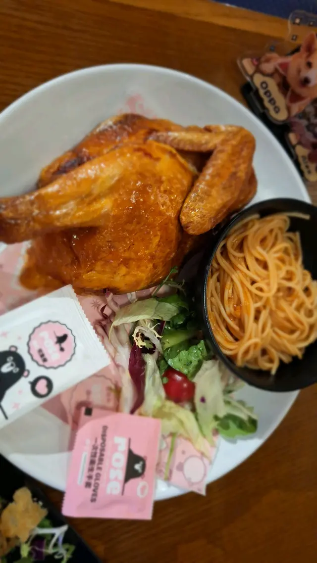 #FoodieLife 
薔紅宅急便(佐敦) 
位於油麻地逸東酒店
Food Hall,位置闊落
坐得好舒服
★金牌脆皮燒雞配薯條 
燒雞份量超大,大過我手掌!燒雞皮脆卜卜,雞肉好嫩滑好juicy,
配上泰式辣醬及鹽, 
薯條好爽脆。
★酥炸脆皮牛腩配咖哩飯 
炸牛腩超級酥脆,
份量好多,
配上咖喱汁一齊食好正,
咖喱汁味道香濃,
送飯或意粉一流。
維他奶紅豆冰,非常細心,出品認真,紅豆應該自己煲,不是罐頭貨。
**Keeta叫佐敦分店可以覆蓋到尖沙咀都可以叫外賣*