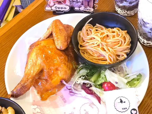 位於油麻地逸東酒店Food Hall,位置闊落,坐得好舒服,適合同朋友,
邊食野邊傾偈。
★金牌脆皮燒雞配薯條 
燒雞份量超大,大過我手掌!燒雞皮脆卜卜,雞肉好嫩滑好juicy,配上泰式辣醬及鹽, 薯條好爽脆。
★酥炸脆皮牛腩配咖哩飯 
炸牛腩超級酥脆,份量好多,
配上咖喱汁一齊食好正,咖喱汁味道香濃,送飯或意粉一流。
維他奶紅豆冰,非常細心,出品認真,紅豆應該自己煲,不是罐頭貨。
必試招牌菜: 金牌脆皮燒雞
 #香港美食 #FoodieLife #ilovefood