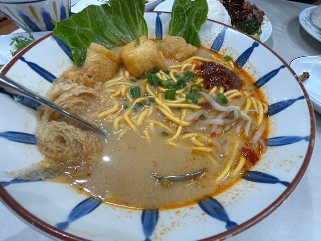喇沙整體合格，豬頸肉也很大碟，但係冇乜味道。