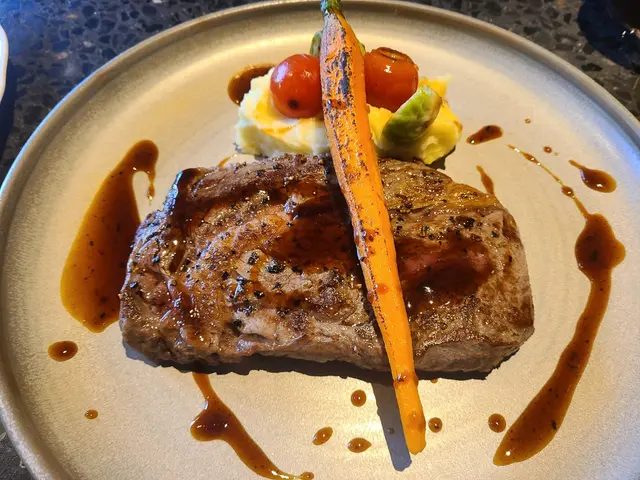 香煎紐西蘭肉眼扒配松露燒汁及薯蓉