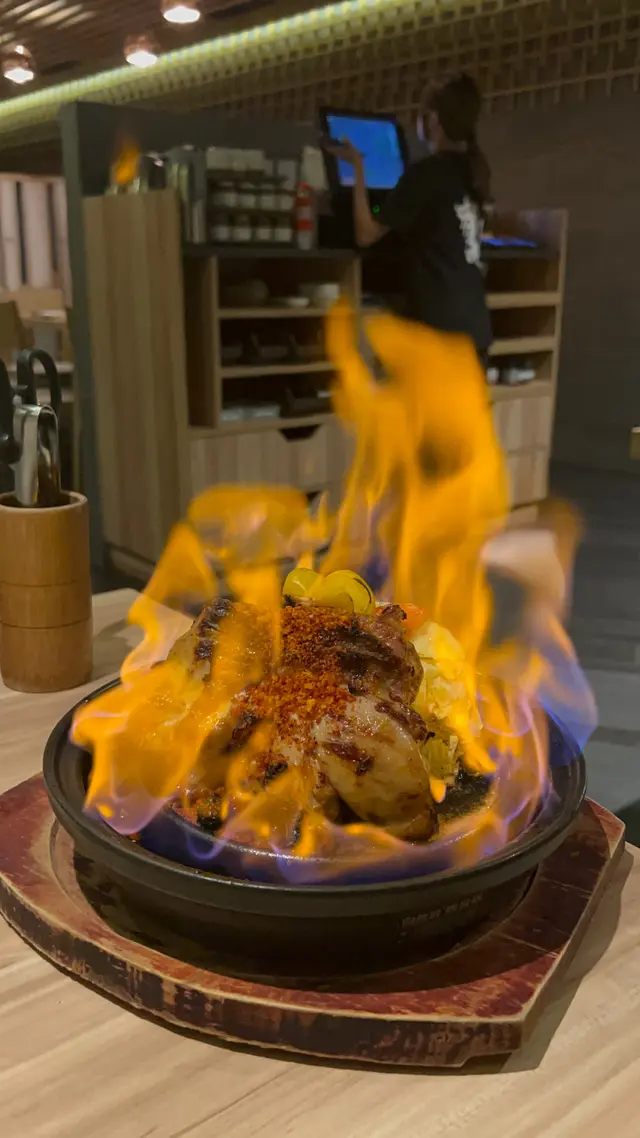 🐣果然名不虛傳,服務員點起打火槍,濃濃嘅火焰就由燒雞身上冒起,火灼嘅威力令雞肉更香口🤤 不過最估唔到,原來伴碟嘅椰菜都非常好食,爽脆充滿水份💦 令人非常驚喜
