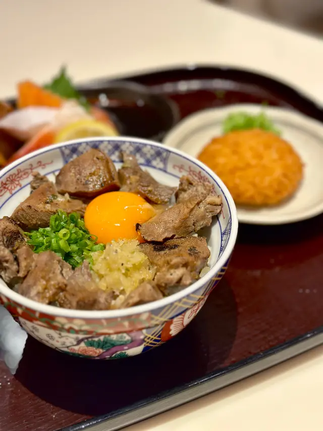鹽蔥厚切牛舌丼