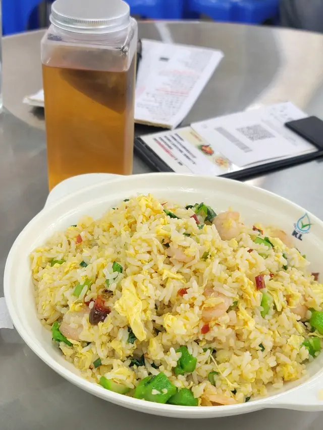 一開始我都好猶疑食唔食呢個好，驚佢太辣完全食唔到個味道。但係入口一啖之後，味道非常香口，與其話佢辣，不如話佢個辣椒令成碟炒飯好惹味，唔係一般炒飯既味道咁悶。