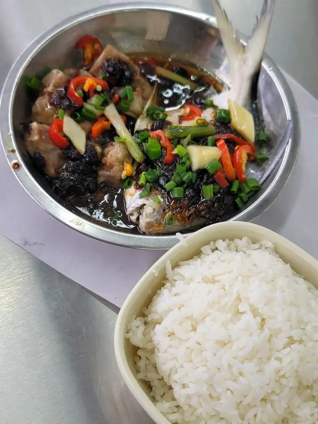 叫呢味最大原因係見佢有肉有魚，58蚊都預佢分量唔會太多。魚大概手掌咁大，但係豆豉味道真係非常好味，唔會太多導致好鹹，魚質又滑。排骨就中規中距，不過蒸魚蒸排骨從來個汁先係令你添飯既魔鬼，個汁已經夠送成碗飯。