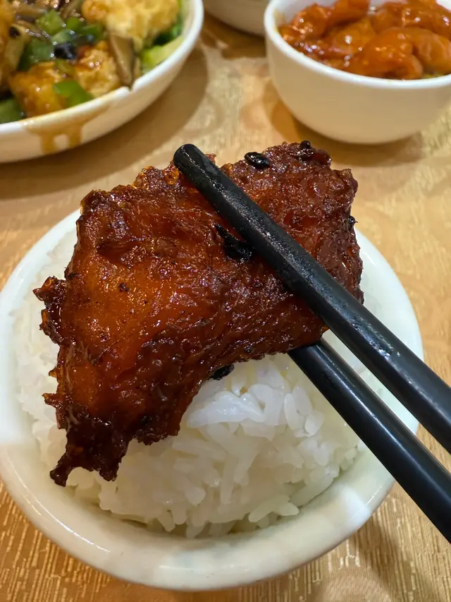 每件叉燒的外邊都有微微焦燶， 十分香口