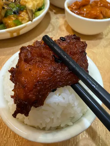 每件叉烧的外边都有微微焦㶶， 十分香口