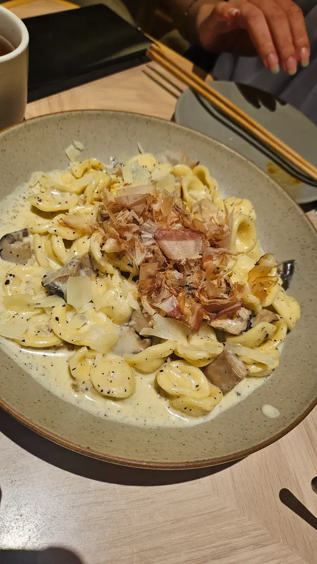 黑松露野菌貓耳朵粉配木魚絲及帕爾瑪芝士