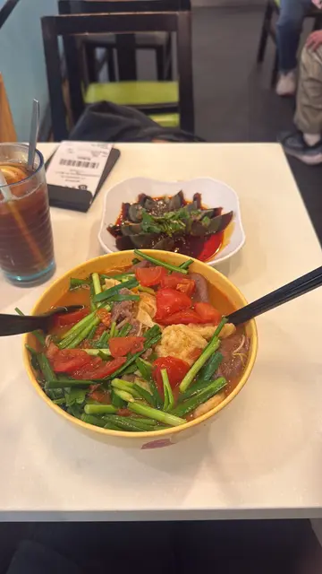 牛肉而腐搞菜茄湯小辣少尾+千椒Pi等+凍L茶少田少邊