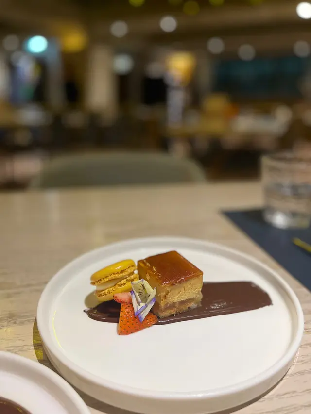 焦糖蘋果蛋糕配馬卡龍