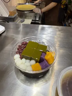 五式系指绿茶冻、仙草、芋圆、小丸子蜜红豆、原味晶球