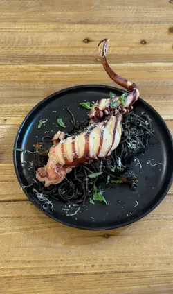 慢煮原條八爪魚墨汁香辣意粉