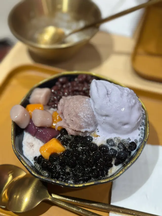 買嗰陣店員問我：「加個雪糕比你？」見佢咁講，以為佢送個雪糕球俾我。點知原來要加錢成$18一球😑 但八達通一早擺咗喺八達通機上面 就已經過咗數😑😑 食個芋圓要成$80😑😑 嗰雪糕仲要同雀巢三色雪糕 芋頭味 完全冇分別😭😭 其他配料都冇乜味，珍珠偏韌，整體上都唔夠甜(平時飲開無糖茶都覺得唔夠甜)。一啲都唔幸福。
