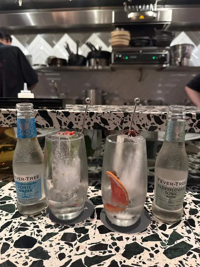 今晚去了這間餐廳慶生需時先預約，￼因會一早爆場。和朋友一同慶祝生日侍應10分有禮介紹推薦食物。

tasting Menu￼ 10分化算，所以與朋友都一同叫了Tasting Menu再加和牛叉燒，整頓飯的用餐經驗10分愉快，雖然多人但不擠迫感覺舒服適合簡單慶生。
￼ 10分推薦和牛叉燒Tiramisu、刈包。
Cocktail都十分有趣，推出了星座系列，￼作為星座迷的我們又怎會錯過


