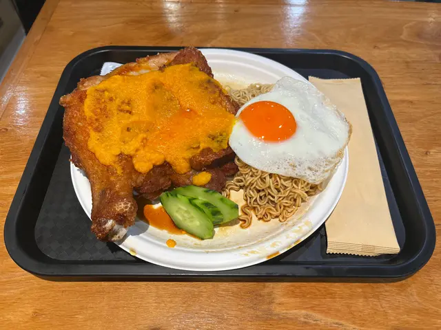 之前食過三多嘅炸肶，但始終想搵返近自己住個頭嘅地方，於是上網就見 到YouTube有人介紹和順記嘅鹹蛋黃炸髀😃仲要喺西九龍中心裏面，西九龍中心又係我由細到大成日去嘅地方～周不時都會嚟我呢度食嘢～而且嗰個人對於和順記嘅鹹蛋黃炸髀俾嘅評價仲好好👍🏻搞到當時已經好想試，尋晚終於同我男朋友嚟食，本身諗住嗌一個鹹蛋黃炸髀配飯，但係又驚飯會太飽，最終問過店主，跟住佢就答我係佢哋自家製醬汁撈麵，我睇完更加想試，所以就決定嗌撈麵😬點知一試覺食到停唔到口😋再咬多一啖炸髀，滿足感又提升～下次一定要再幫襯！😍🤩✨👍🏻