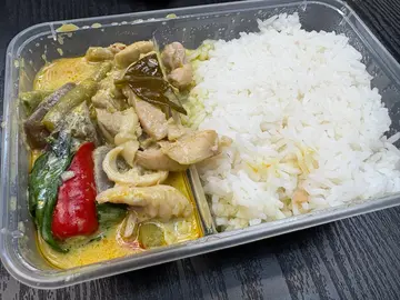青咖喱鸡饭，午市抵食