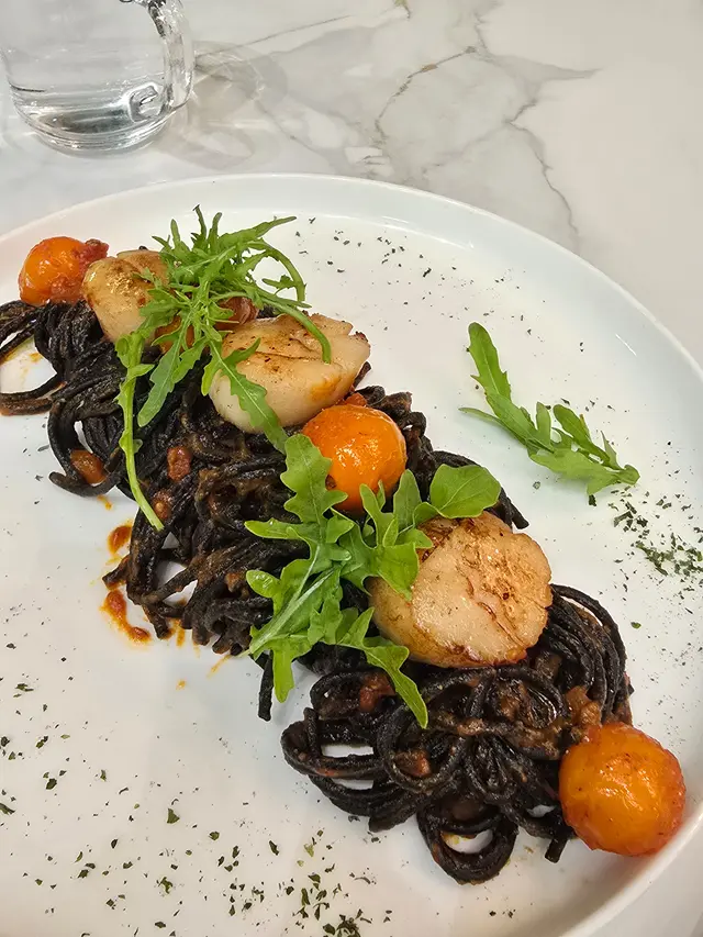 北海道刺身帶子配櫻桃番茄醬墨魚汁義大利粉