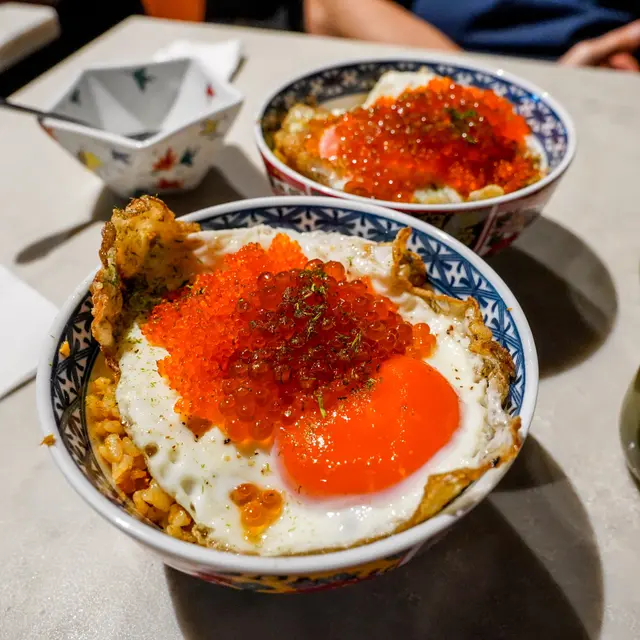 蟹籽三文魚籽海鮮炒飯配香煎蘭王蛋