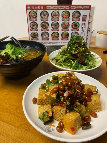 酸辣粉跟蜇皮青瓜丝