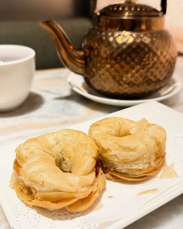 甜甜圈形狀嘅蔥油餅入口超香脆鬆化，入面包含濃濃香蔥氣息，愛蔥人士必點之選。