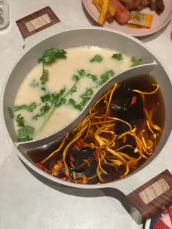 鸳鸯锅底［芫荽皮蛋猪骨锅x 上素虫草木耳锅]