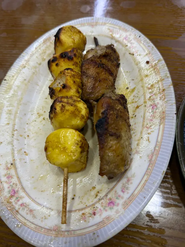 美味街串燒食嘢,食物味道其實唔錯,但整體體驗真係一般,尤其係收銀方面好混亂。
入到去地方普通,招呼都係正常,無咩特別。叫咗燒賣,但燒到燶咗,都算啦~之後我食到一半,想加單叫多啲外賣帶返屋企。點知佢話「而家加單就要等」,語氣好似我好麻煩咁,我當堂吹啤聲!加單即係幫襯多啲,仲要係外賣,有錢袋落袋都唔願做,個態度好似我屈佢咁,真係唔知咩概念。所以話香港啲食肆就係咁,越係唔憂做,態度就越差。
最值得講係收銀過程: 我攞住張點菜紙,佢就咁「篤篤篤」計數,但完全無留低一張清楚列明每樣幾錢嘅單俾我對。淨