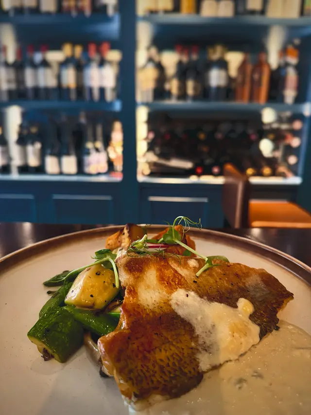 香煎鱸魚配牛油檸檬汁