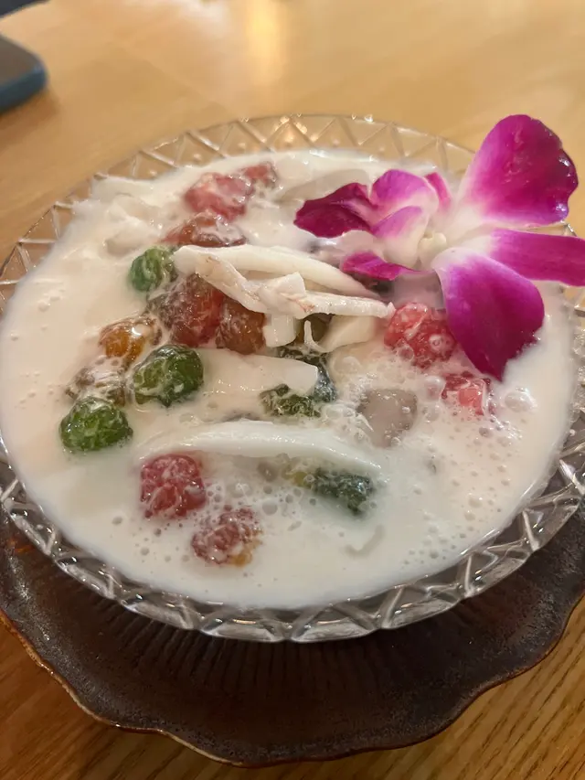 呢個甜品味道似三色冰，椰汁味濃，甜度剛剛好。￼￼￼￼￼