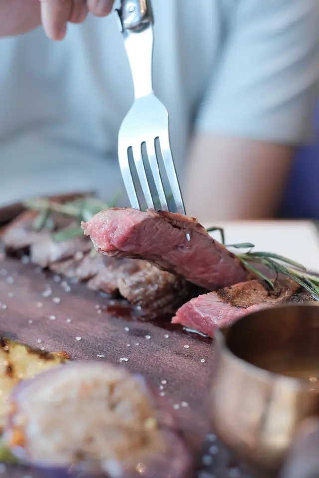 香烤美國穀飼牛側腹配時令蔬菜