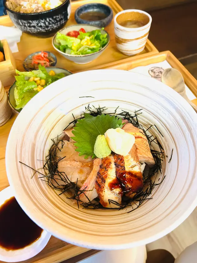 炙燒四色丼