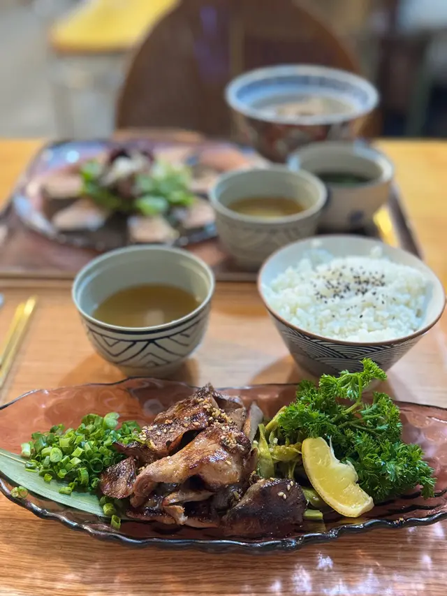 香煎牛舌芯（極）配手漬貢菜