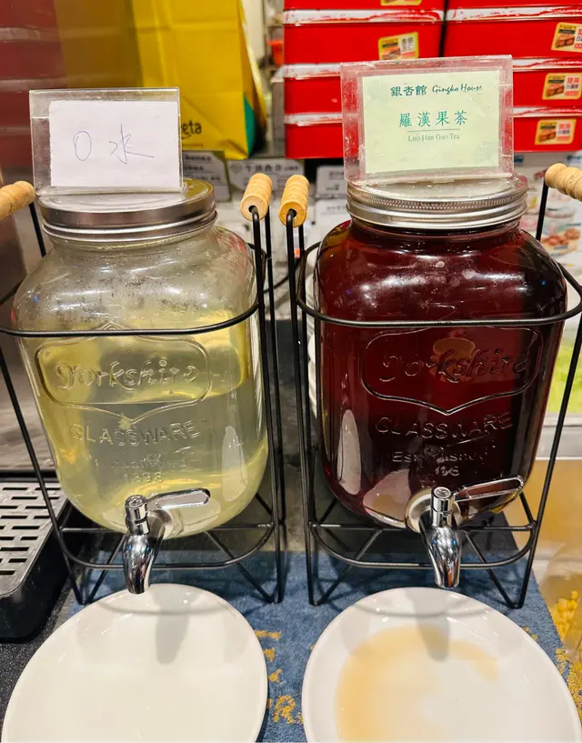 除咗咖啡之外，鮮檸水和羅漢果茶都係任飲㗎！有時仲會有其他果汁添🥰￼