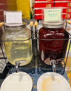 除咗咖啡之外，鲜柠水和罗汉果茶都系任饮㗎！有时仲会有其他果汁添🥰￼