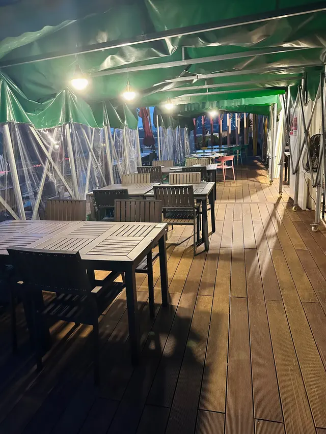 戶外座位闊落又舒適，仲可以一路食一路欣賞黃昏日落嘅景色架🥰