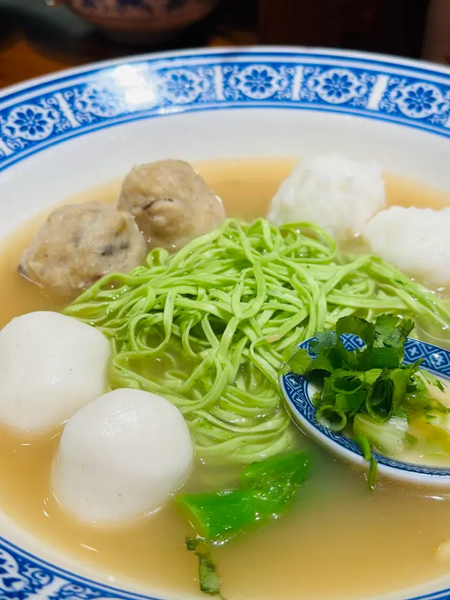 三拼麵 - 墨丸、魚蛋、貢丸,配菠菜麵