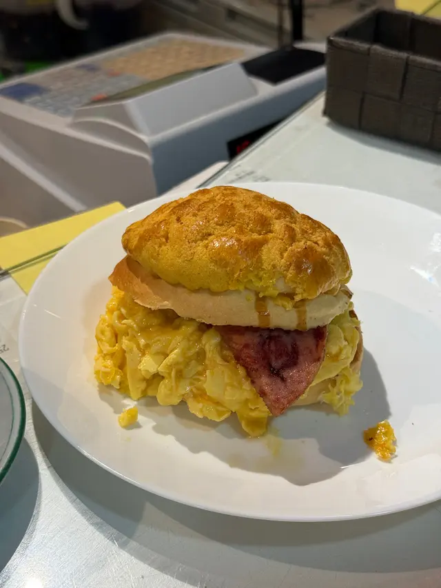 餐肉炒蛋菠蘿包