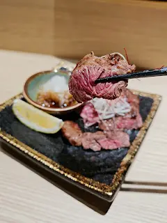 鹽燒牛橫膈膜肉配蘿蔔蓉金橘酢