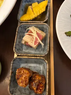我们点了一个2人套餐给3个人,份量非常足够,因为我们本身不是太饿。我们另外加点了一份扁皮鸭(不包括在套餐内),味道也非常好,皮薄香脆。
大部分小食都做得不错,味道令人满意。不过最期待的酸菜鱼汤却令人失望。我们要求微辣,但结果只是非常咸,完全没有层次或鲜味。汤基本上饮唔落,这点真的很可惜,因为这是我们最期待的一道菜。
整体来说,餐点令人满意,价钱合理,但酸菜鱼汤真的有待改善。