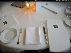 餐桌上嘅枱布、餐具、餐巾同餐牌全部都白雪雪