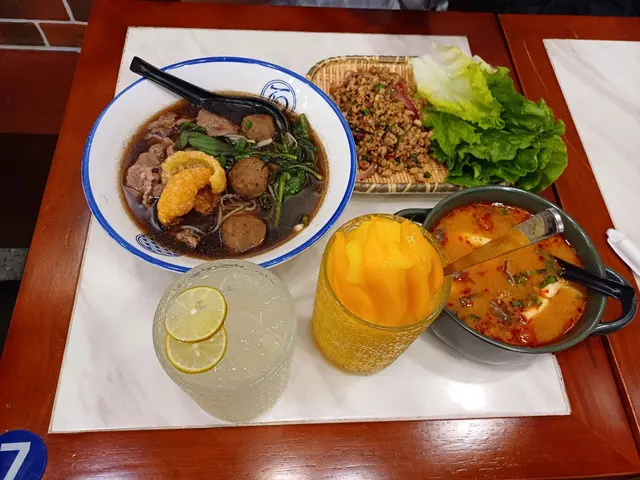 泰式豬肉生菜包，泰式冬蔭功湯